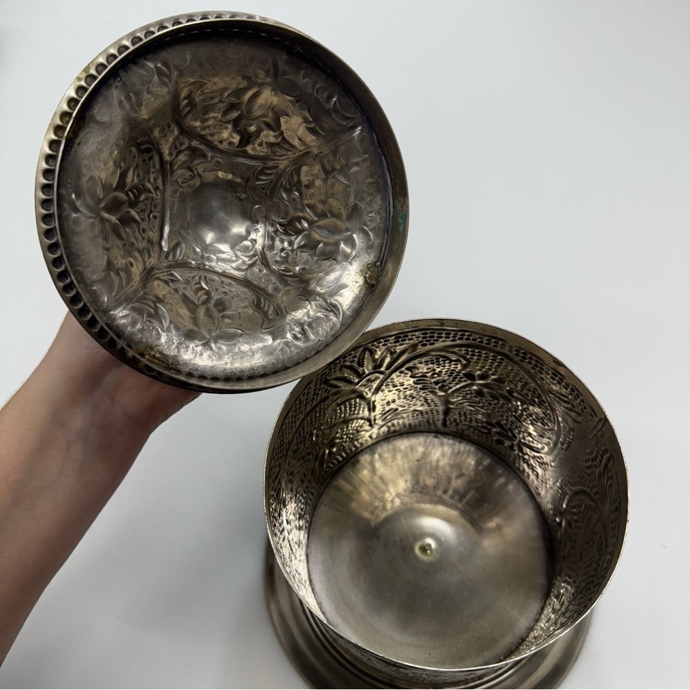 Vintage Silver Plated Biscuit Barrel Repousse Grapevine Design Floral Cookie Jar - Picture 4 of 5